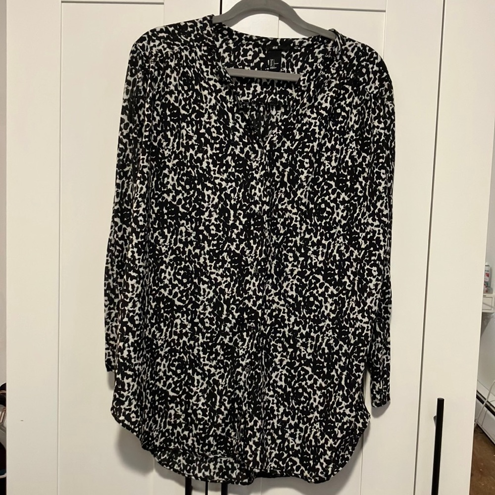 H&M button down blouse with abstract print